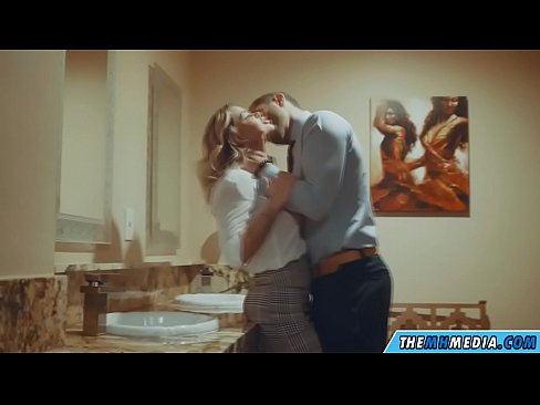 ❤️ Ketika seorang pirang berdada menggoda Anda di toilet umum ❤️ porno indah di id.quizfarmature.ru ❤